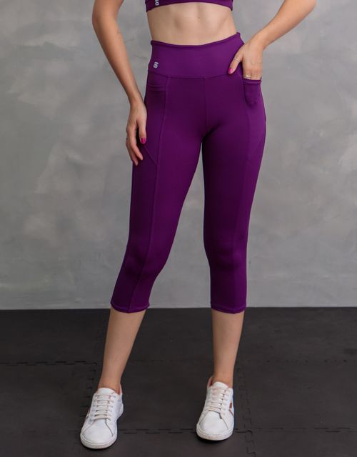 F240 -  Capri fitness em suplex com recortes e bolsos.