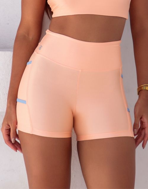 F382W - Short curto com bolsos e detalhe em tiras, bumbum forrado.