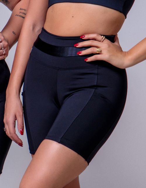 F490 - Short curto com bolso lateral em tule.