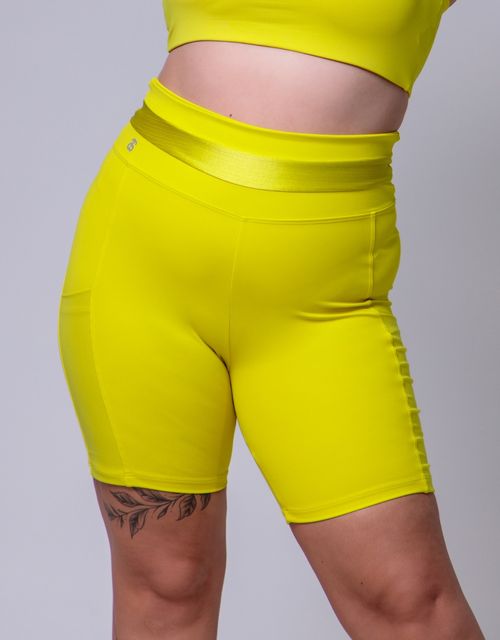 F490 - Short curto com bolso lateral em tule.