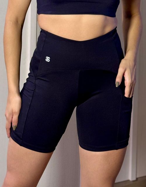 F365 - Short meia coxa cos alto com bolso lateral.