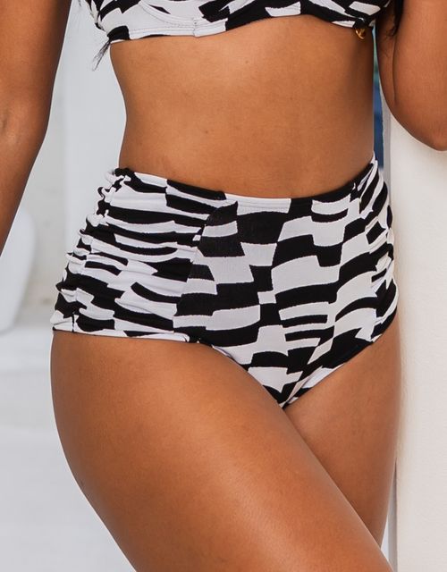 B096 - Calcinha hot pant bumbum largo, franzida na lateral.