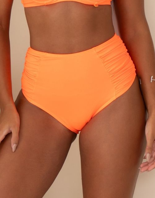 B096 - Calcinha hot pant bumbum largo, franzida na lateral.