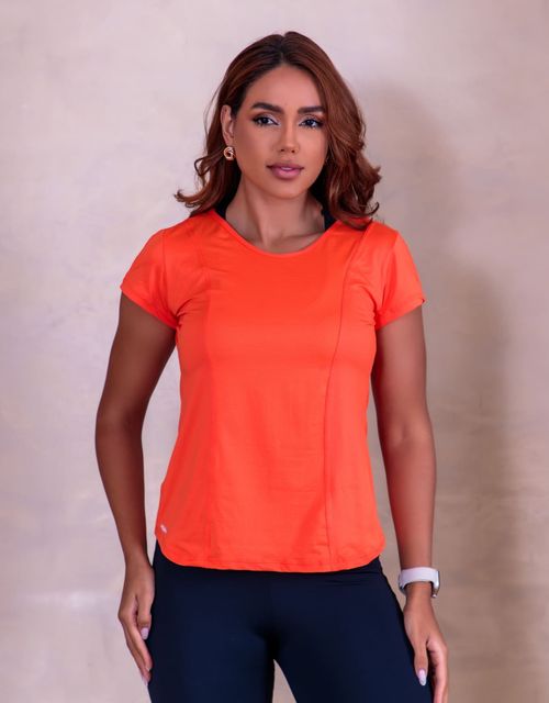 F330 - Blusa manga curta estilo camiseta (soltinha), com decote em v nas costas e detalhe em ponto trançado.