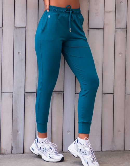 F445T-Calça sem recortes jogger com cordão e bolsos.