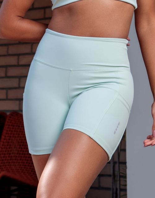 F481F-Short curto com etiqueta refletiva no bolso lateral, forrado.