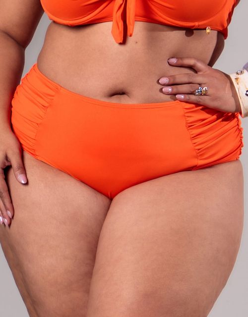 B096 - Calcinha hot pant bumbum largo, franzida na lateral.