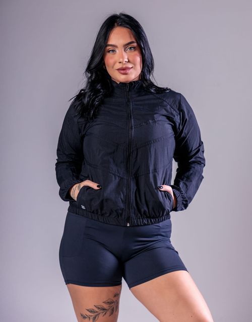 F239 - Jaqueta corta-vento fitness em tactel com bolsos.