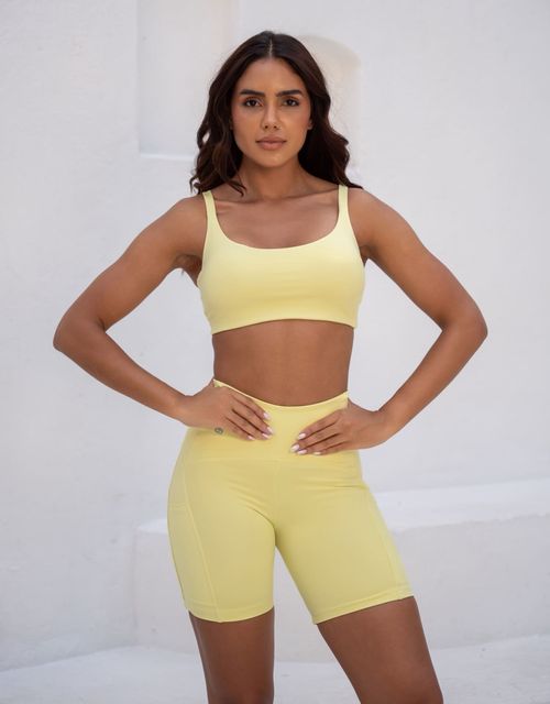 Top de alças retas e bojo removível + Short com recortes e cós anatômico