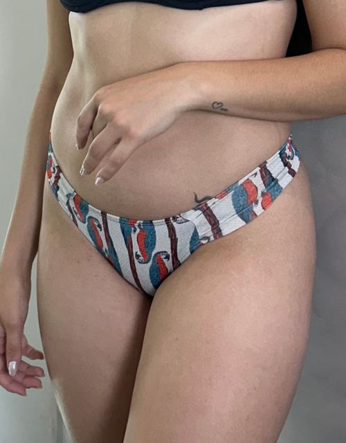 B012C-Calcinha Tanga Lateral Média e Bumbum Médio