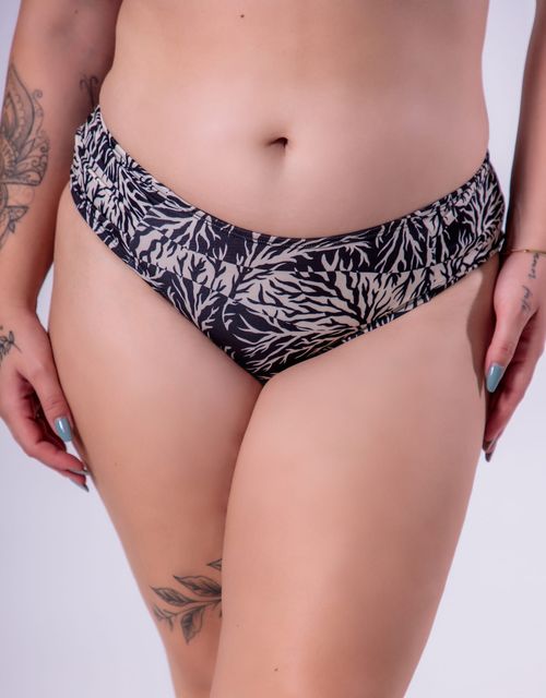 B074c - Calcinha lateral larga e bumbum largo.