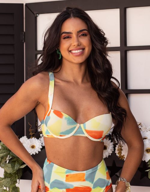 B513 - Sutia estruturado com bojo e aro, alças largas com regulagem, bojo liso.