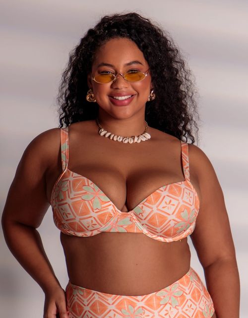 B513 - Sutia estruturado com bojo e aro, alças largas com regulagem, bojo liso.