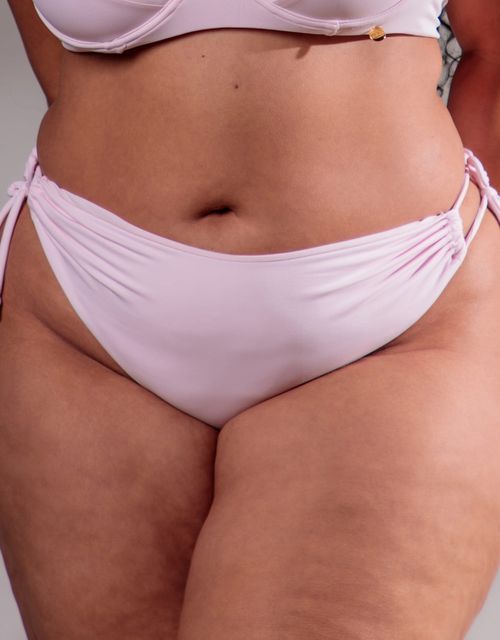 B474T - Calcinha lateral média fio, com lateral ajustável, tecido Trend.