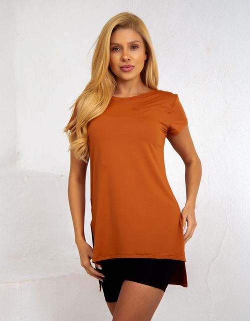 F428 - Blusa com manga baby look, mais alongada com abertura lateral.