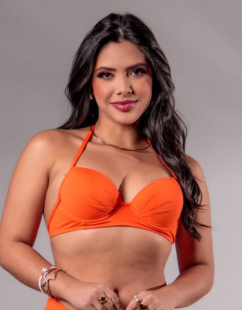 B085- Sutiã estruturado com bojo, alças finas e base.