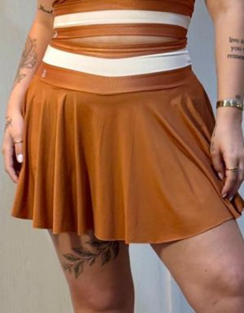 F544 - Short saia rodadinho com recortes no cós