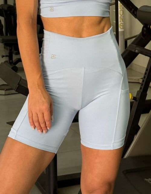 F365 - Short meia coxa cos alto com bolso lateral.