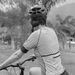 Mulher vestida com uma roupa de ciclismo
