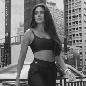 Mulher vestida com um look básico casual